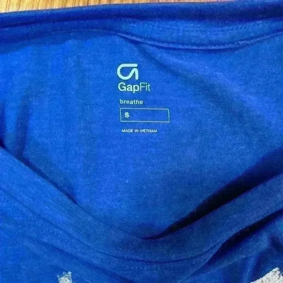 GAP Fit Size Small Women's Royal Blue Swoop Hem Graphic Workout Tee Shirt - Picture 2 of 3